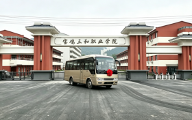 英雄育桃李 学子捐校车