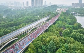 爽爽贵阳 生态领跑 | 一道长通新能源・2024贵阳马拉松赛鸣枪开跑！